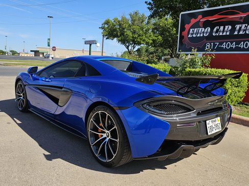 Used 2019 McLaren 570S Spider image 3