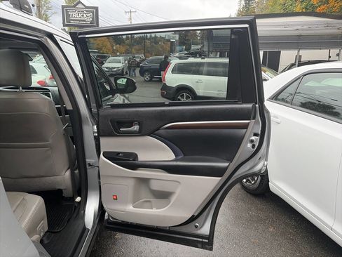 Used 2015 Toyota Highlander Limited Platinum image 15