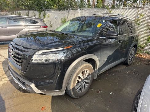 Used 2023 Nissan Pathfinder SL w/ Black Appearance Package image 4
