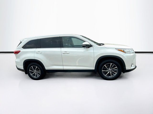 Used 2019 Toyota Highlander XLE AWD/4WD image 12
