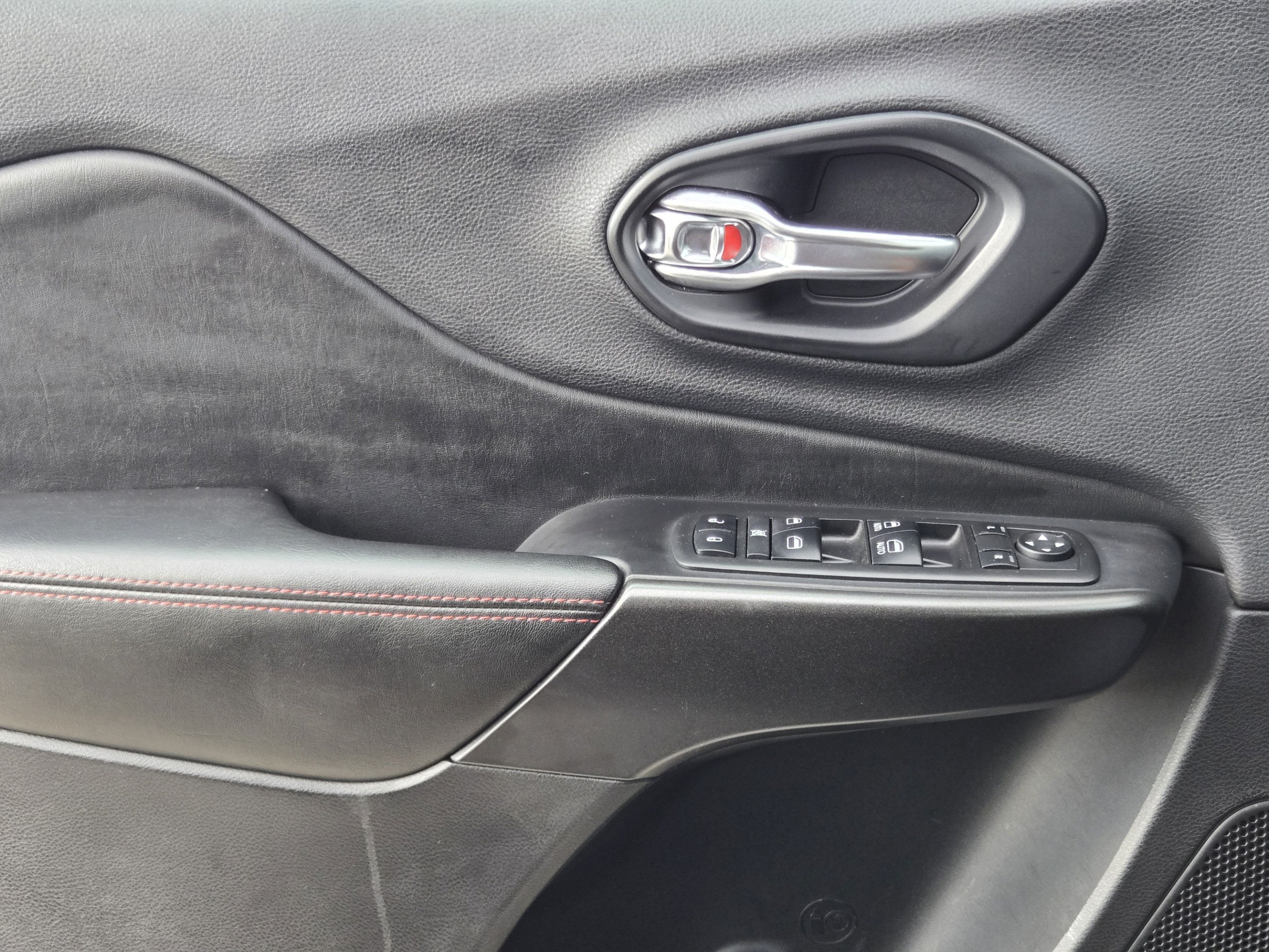 Used 2019 Jeep Cherokee Trailhawk AWD/4WD image 20