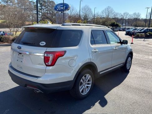 Used 2018 Ford Explorer XLT w/ Equipment Group 202A image 12