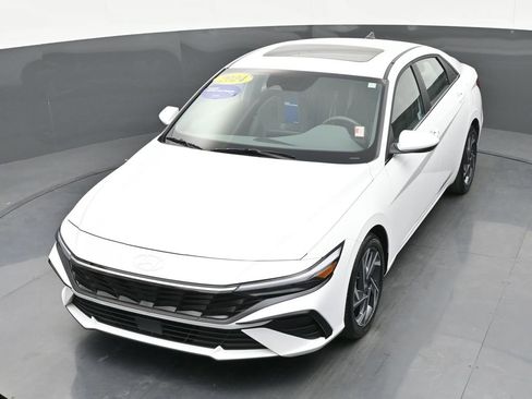 Certified 2024 Hyundai Elantra SEL w/ Convenience Package image 39