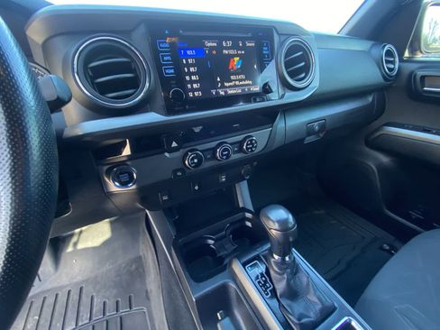Used 2016 Toyota Tacoma TRD Sport image 19