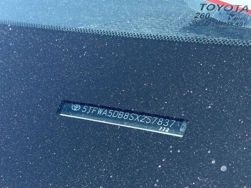 Used 2025 Toyota Tundra Limited AWD/4WD image 13