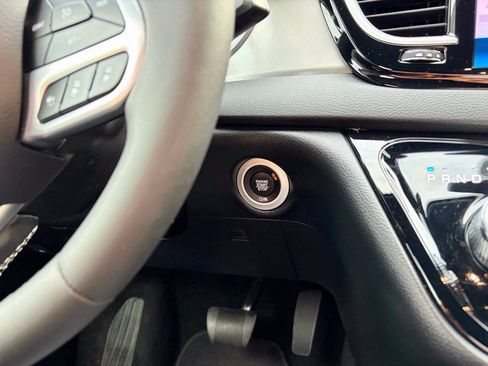 Used 2025 Chrysler Pacifica Select FWD image 23