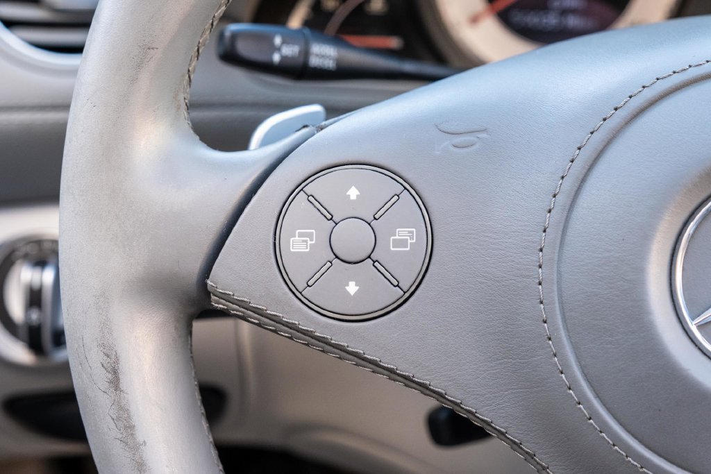 Used 2011 Mercedes-Benz SL 550 image 25