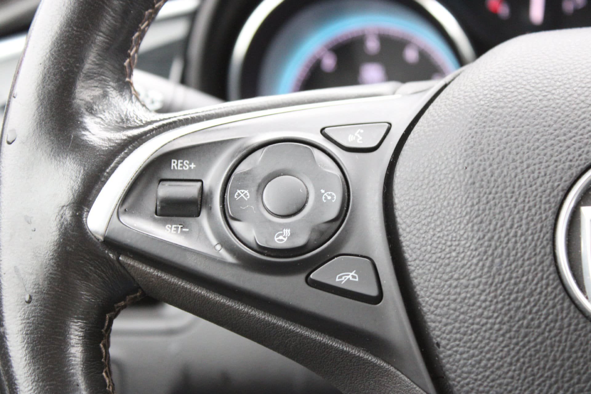 Used 2018 Buick Envision Essence FWD image 29
