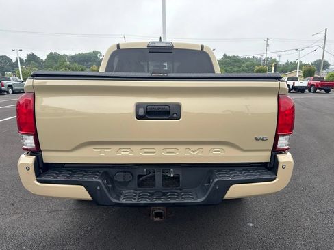 Used 2017 Toyota Tacoma TRD Off-Road AWD/4WD image 3
