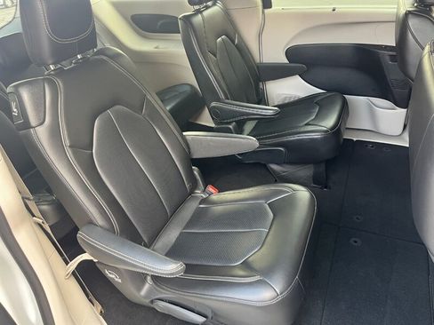 Used 2024 Chrysler Pacifica Touring-L FWD image 15