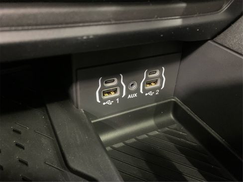 Used 2025 Chrysler Pacifica Limited image 38