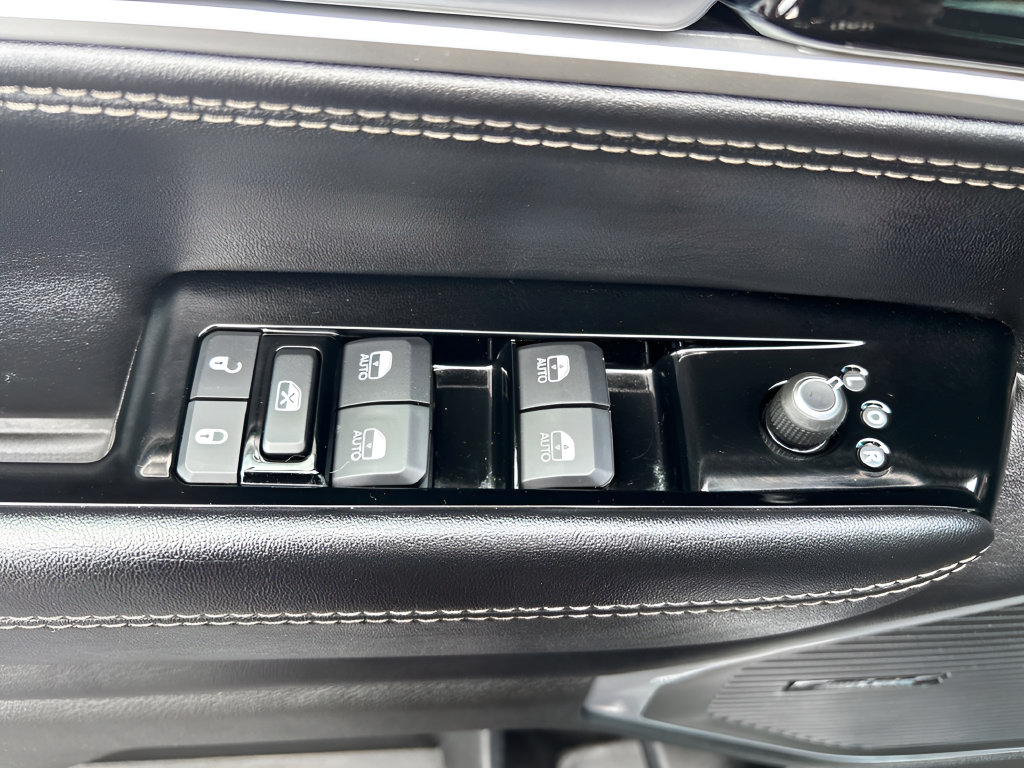 Used 2024 Jeep Wagoneer L Series III w/ Flexible Seating Group AWD/4WD image 14
