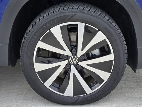 Used 2024 Volkswagen Taos SE FWD image 7