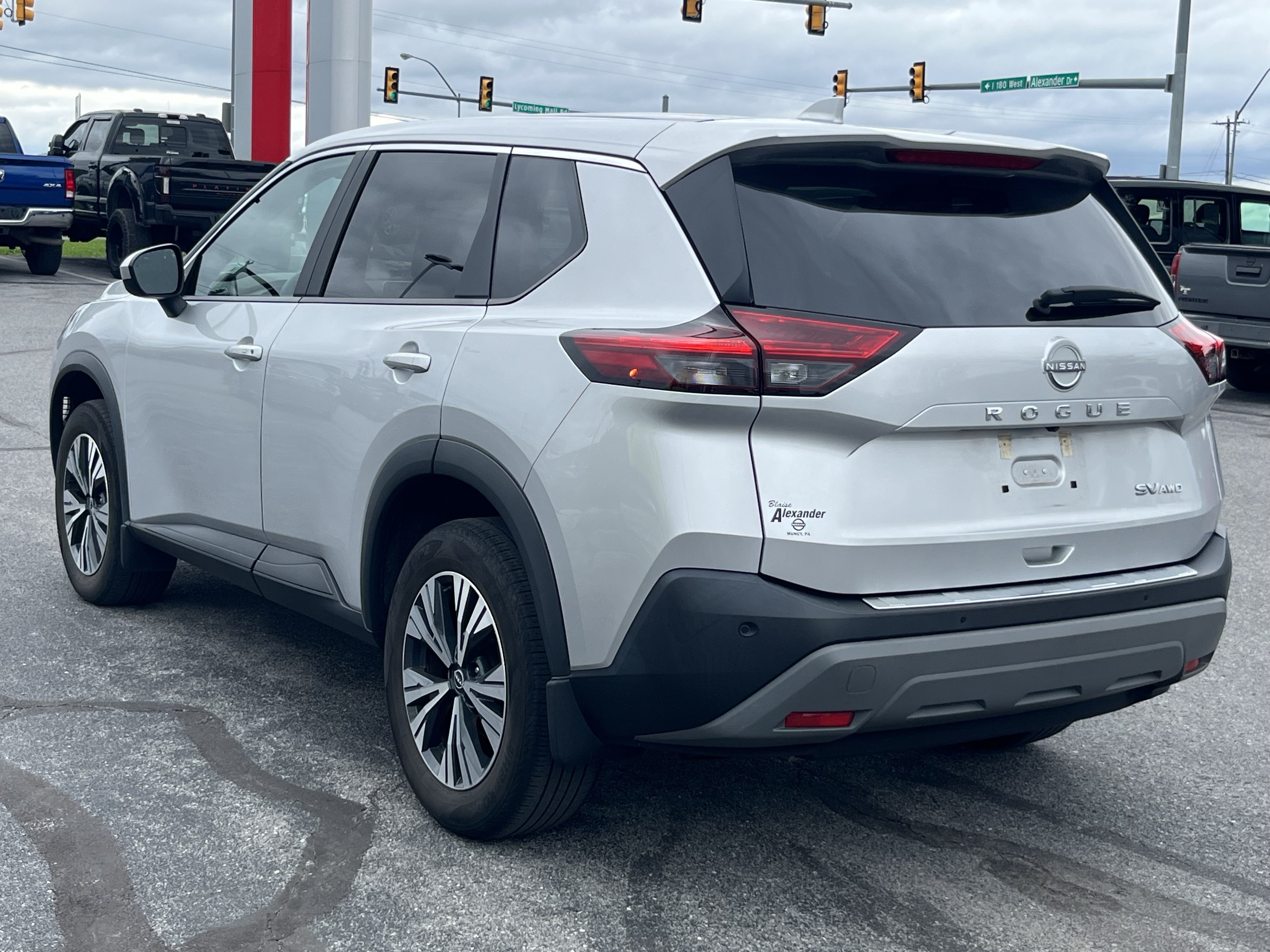 Used 2023 Nissan Rogue SV AWD/4WD image 8