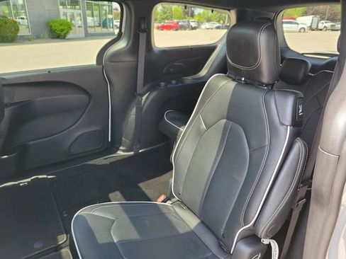 Used 2025 Chrysler Pacifica Limited FWD image 25