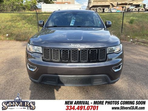 Used 2019 Jeep Grand Cherokee Laredo image 2