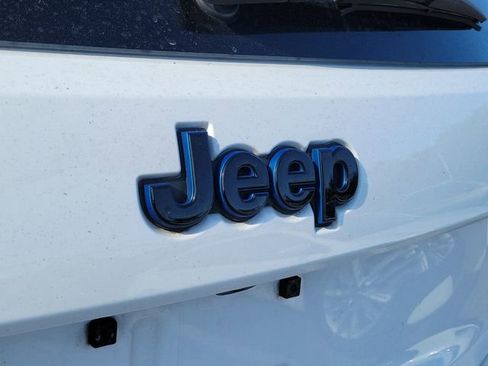 Used 2018 Jeep Grand Cherokee Laredo image 5