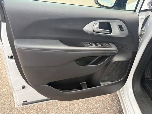 Used 2024 Chrysler Pacifica Limited FWD image 9