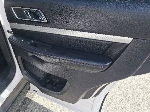 Used 2017 Ford Explorer XLT w/ Equipment Group 202A AWD/4WD image 27