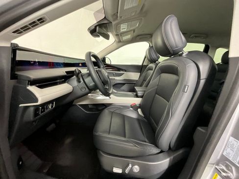 Used 2025 Lincoln Nautilus Premier image 16