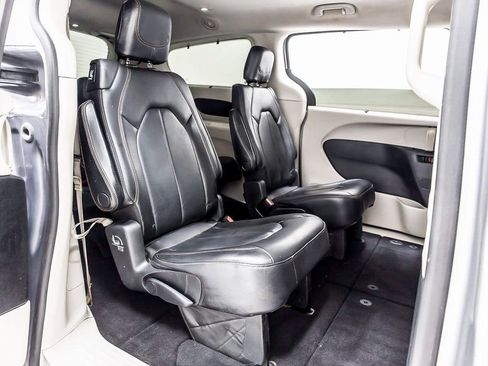 Used 2020 Chrysler Pacifica Touring-L image 35