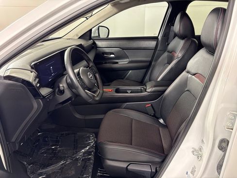 Certified 2025 Nissan Kicks SR FWD image 25