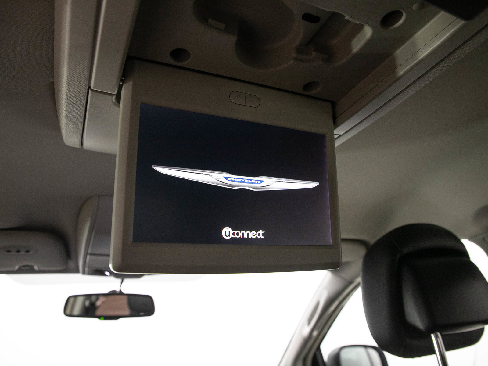 Used 2013 Chrysler Town & Country Touring FWD image 17