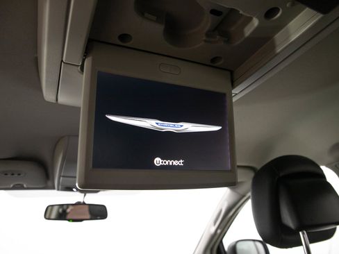 Used 2013 Chrysler Town & Country Touring FWD image 17