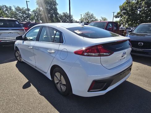 Used 2021 Hyundai Ioniq SE FWD image 3