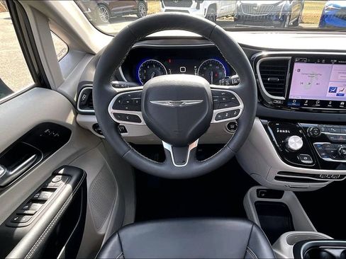 Used 2024 Chrysler Pacifica Touring-L FWD image 7