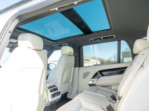 New 2025 Land Rover Range Rover Long Wheelbase SE image 21