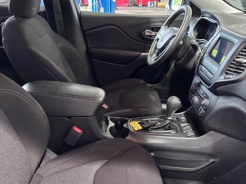 Used 2019 Jeep Cherokee Latitude w/ Popular Appearance Group AWD/4WD image 6