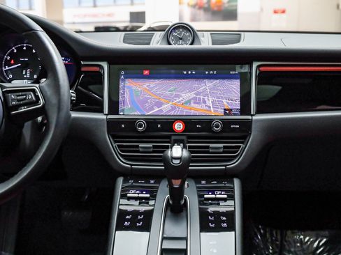 Used 2023 Porsche Macan image 17