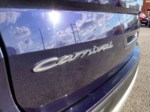 Used 2022 Kia Carnival LX image 30