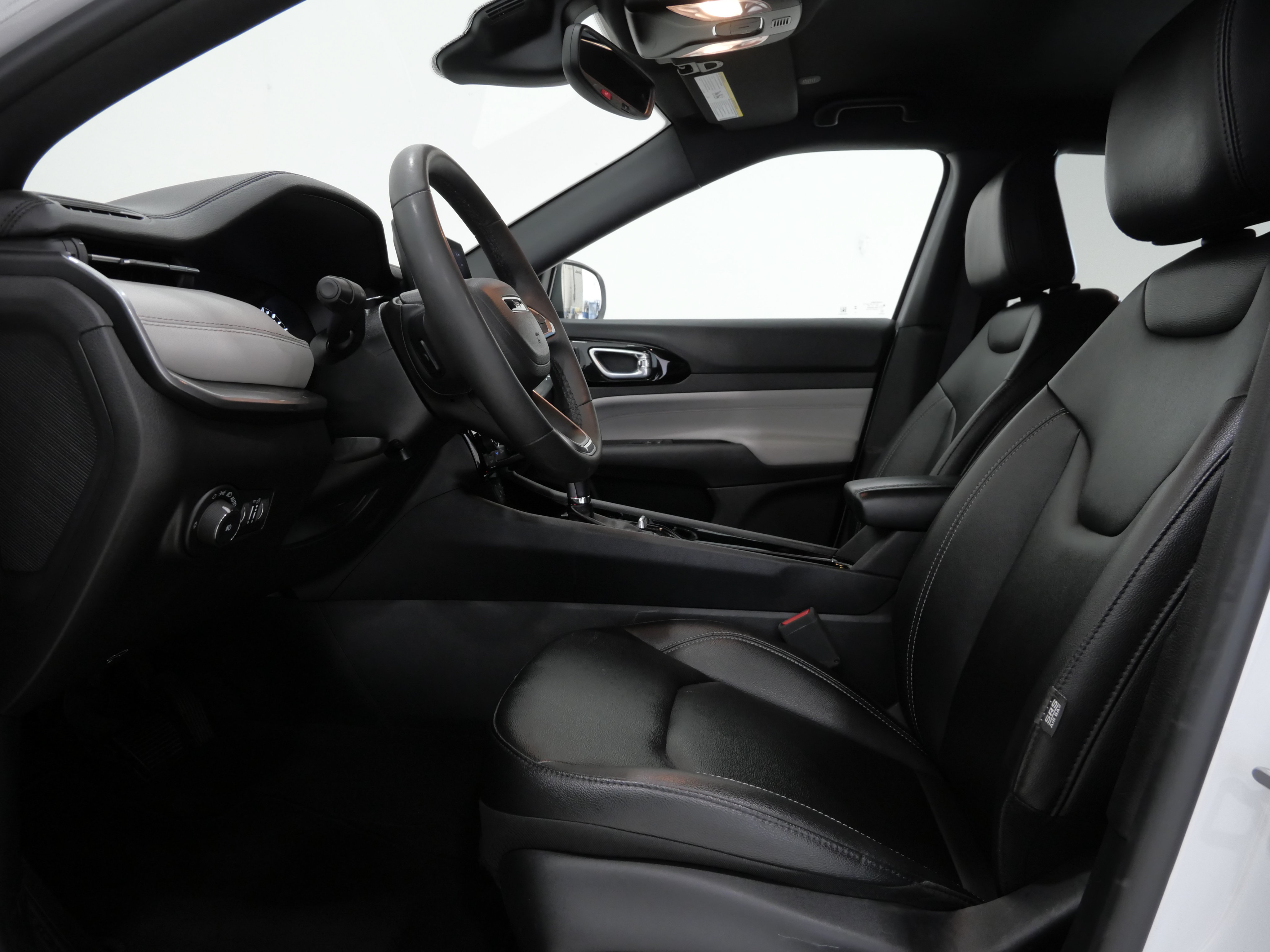 Used 2025 Jeep Compass Limited AWD/4WD image 12