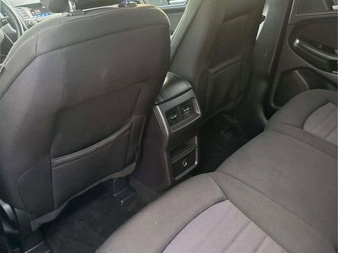 Used 2018 Ford Edge SE image 19