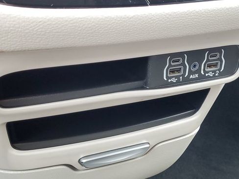Used 2024 Chrysler Pacifica Limited FWD image 23
