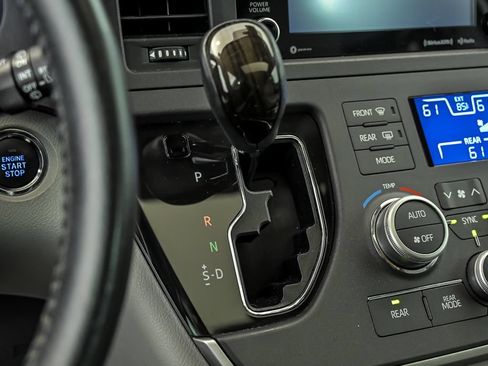 Used 2020 Toyota Sienna XLE FWD image 22
