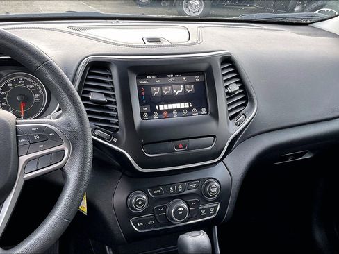 Certified 2019 Jeep Cherokee Latitude w/ Popular Appearance Group image 6