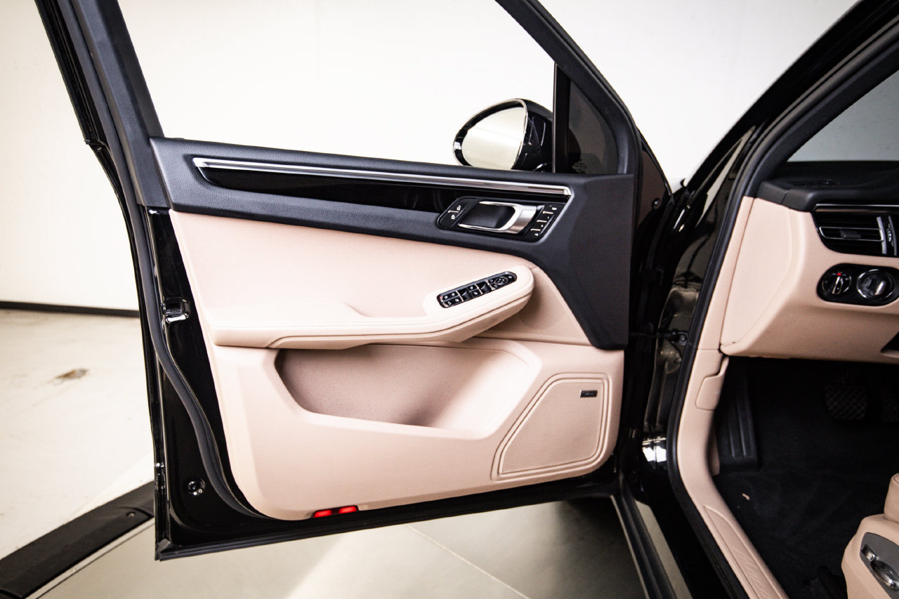 Certified 2024 Porsche Macan AWD/4WD image 23