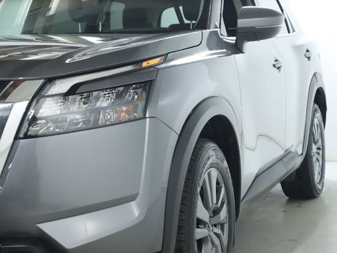 Used 2025 Nissan Pathfinder SV image 5