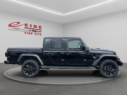 Used 2021 Jeep Gladiator Overland AWD/4WD image 11