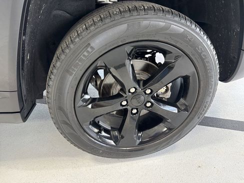 Used 2023 Jeep Grand Cherokee Limited w/ Black Appearance Package AWD/4WD image 12