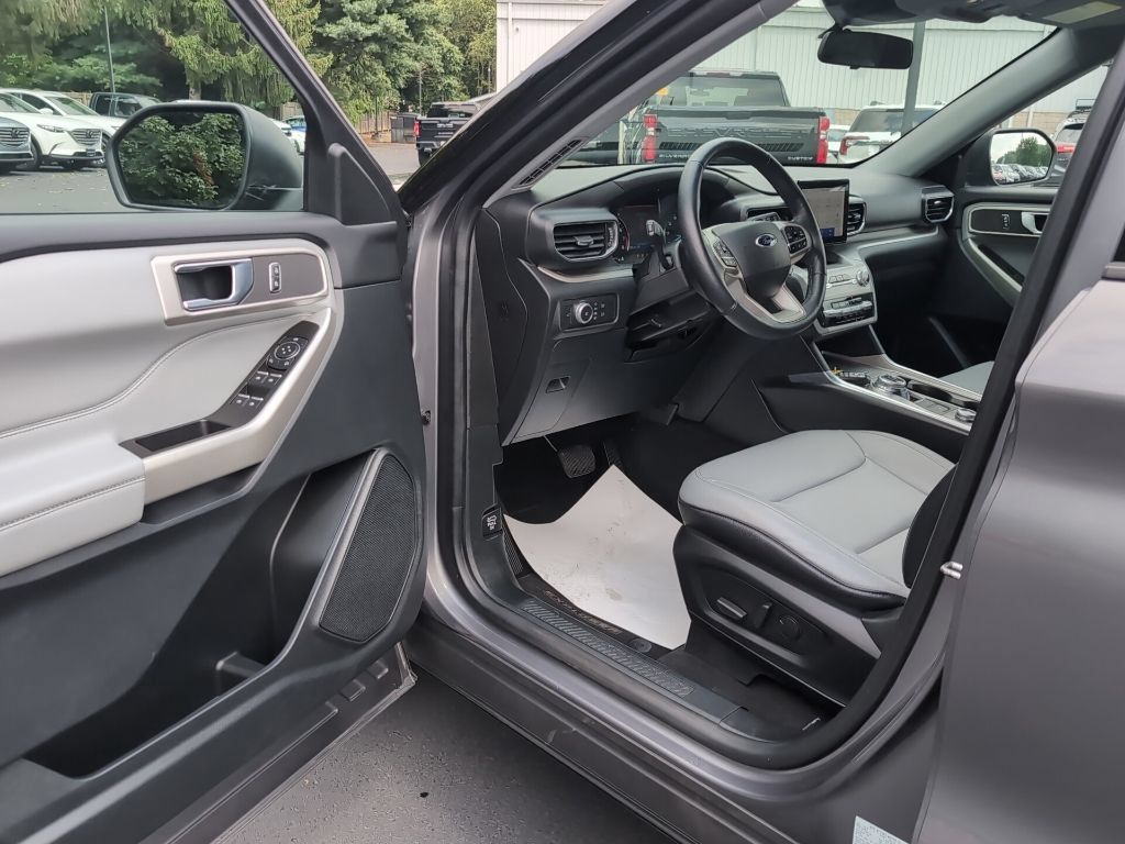 Used 2021 Ford Explorer XLT w/ Equipment Group 202A AWD/4WD image 18