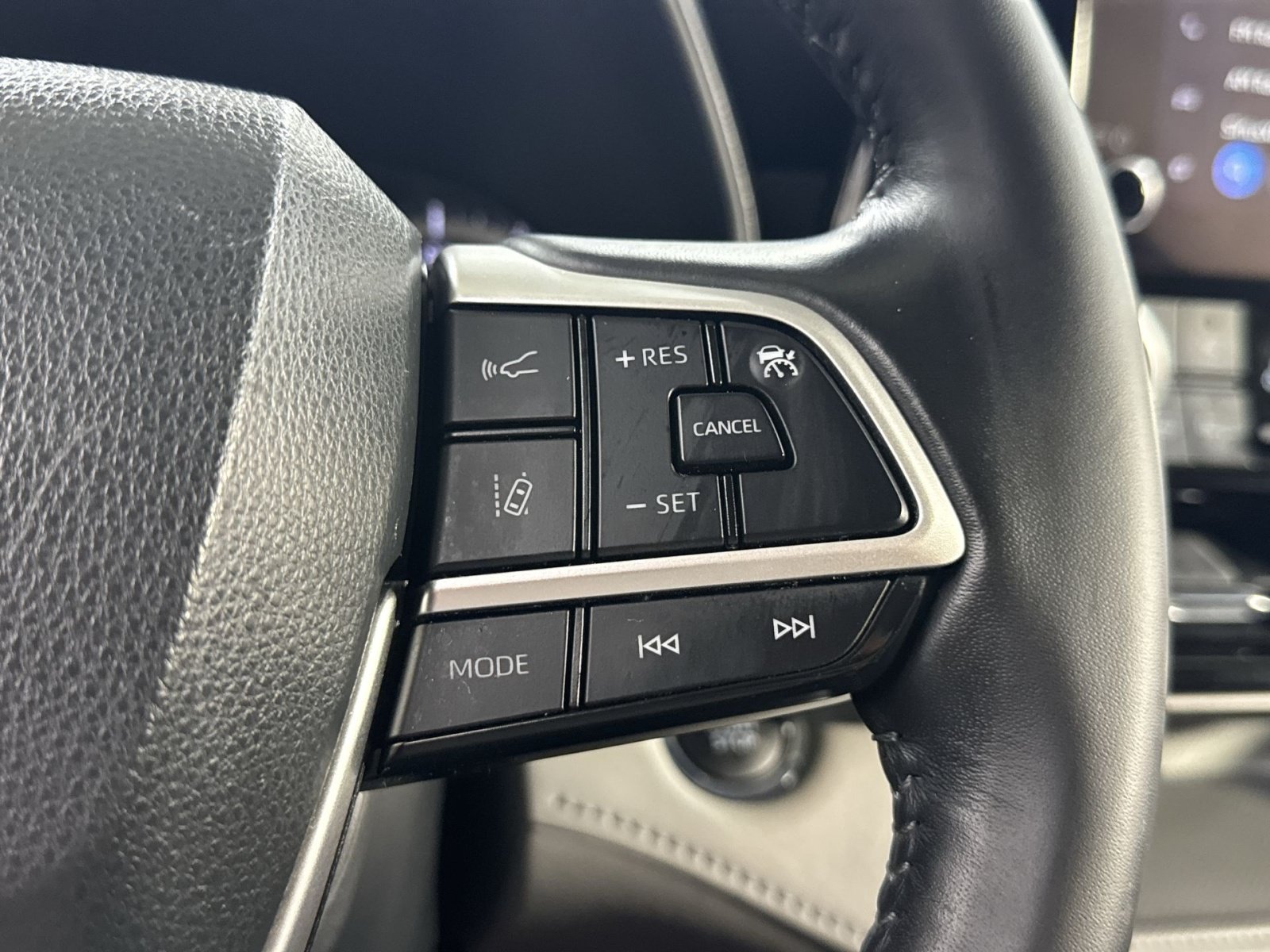 Used 2023 Toyota Highlander LE AWD/4WD image 45