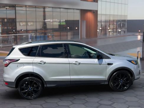 Used 2018 Ford Escape SE w/ SE Sport Appearance Package FWD image 4