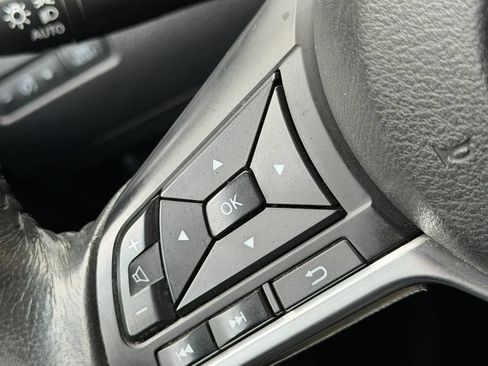 Used 2018 Nissan Rogue SV AWD/4WD image 18