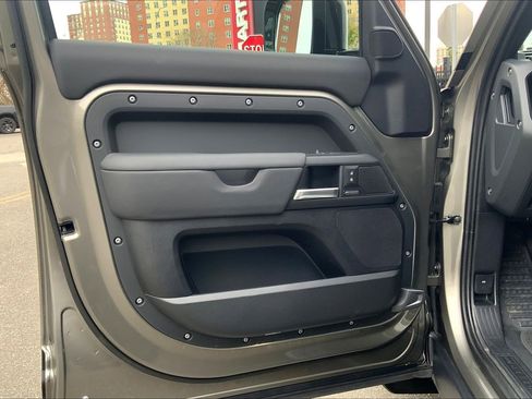 Used 2025 Land Rover Defender 110 X-Dynamic SE image 21