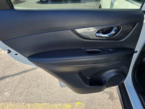 Used 2018 Nissan Rogue SV AWD/4WD image 23
