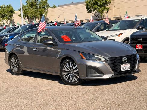 Used 2025 Nissan Altima 2.5 SV image 2